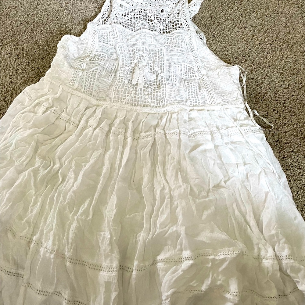 This is a Free People white flowing swing top- worn a few times!
